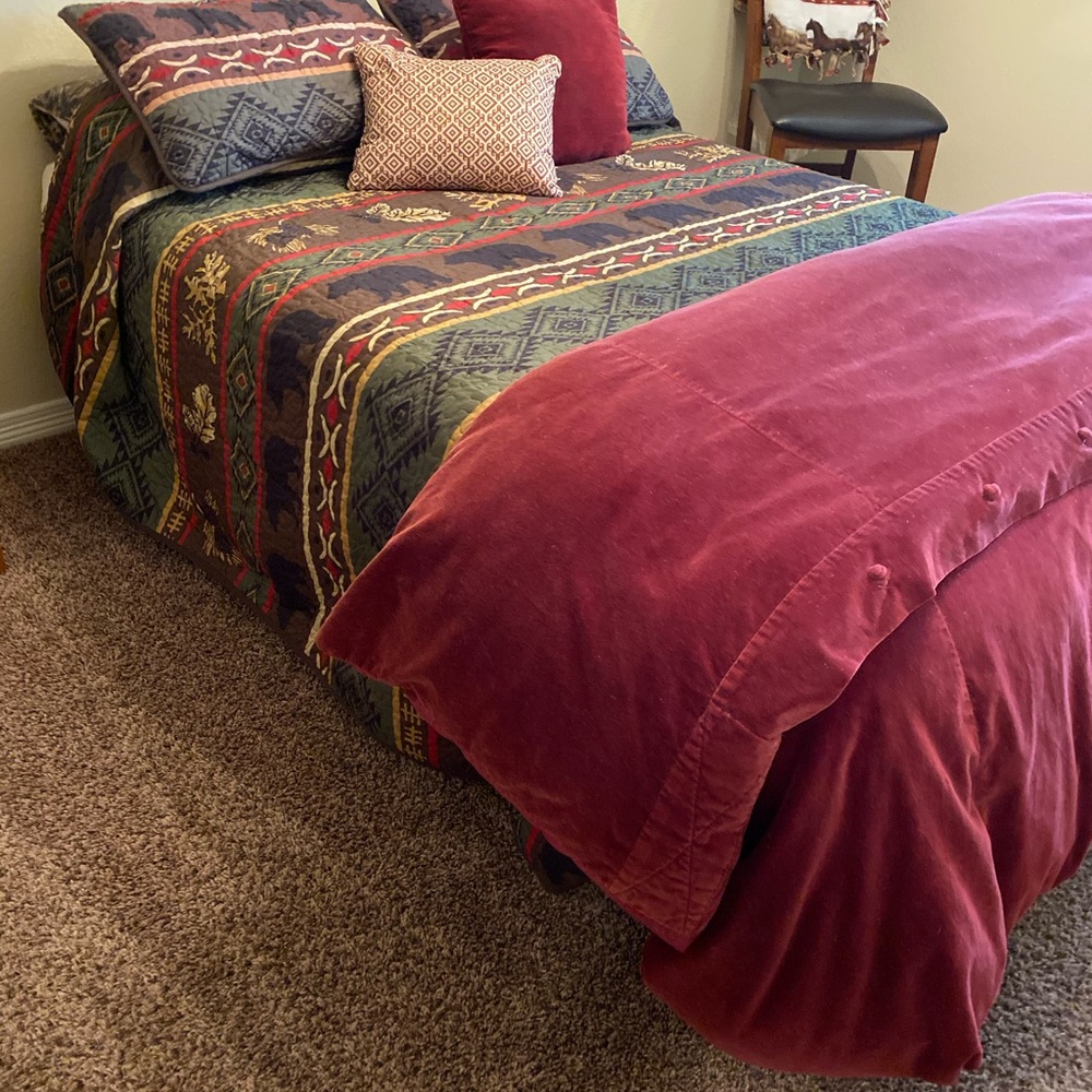 Rustic Lodge Style Wine Red and Green Queen size Quilt/ Bedspread and Std Shams